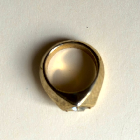 Large gold ton ring with diamond. - Picture 3 of 8
